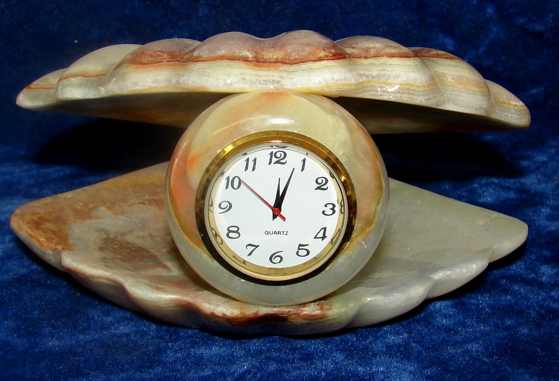 http://www.gemsandjewels.net/clamclock-4f.jpg (582341 bytes)