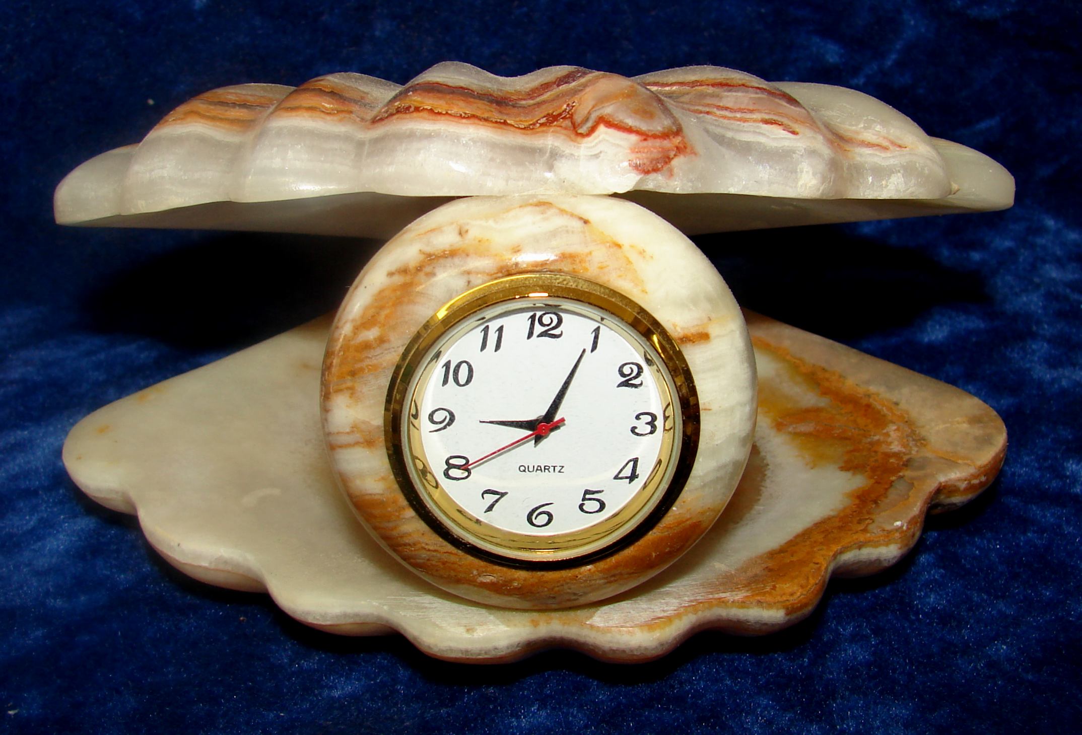 http://www.gemsandjewels.net/clamclock-7f.jpg (582341 bytes)