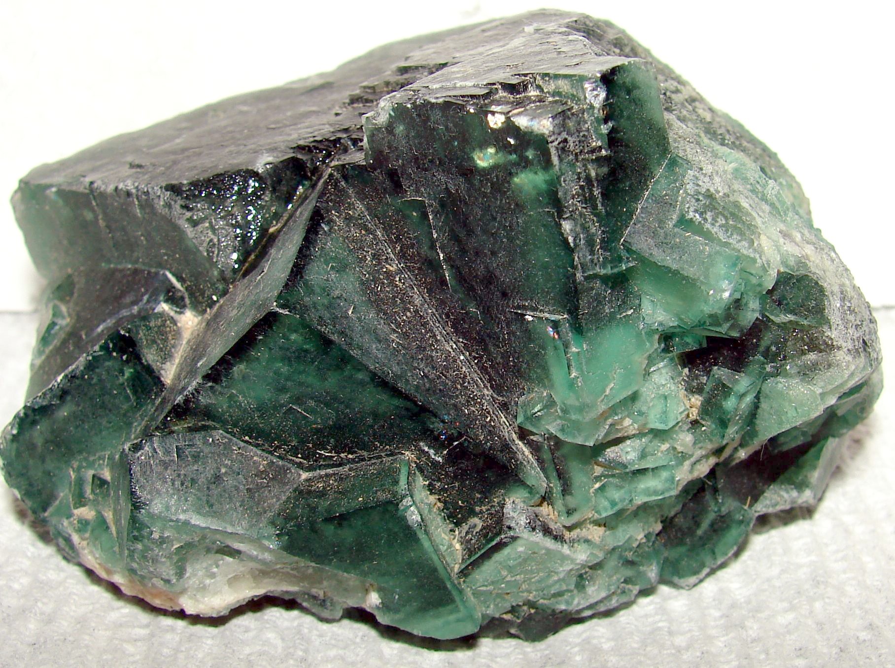 http://www.gemsandjewels.net/fluoritechunk-1.jpg (807370 bytes)