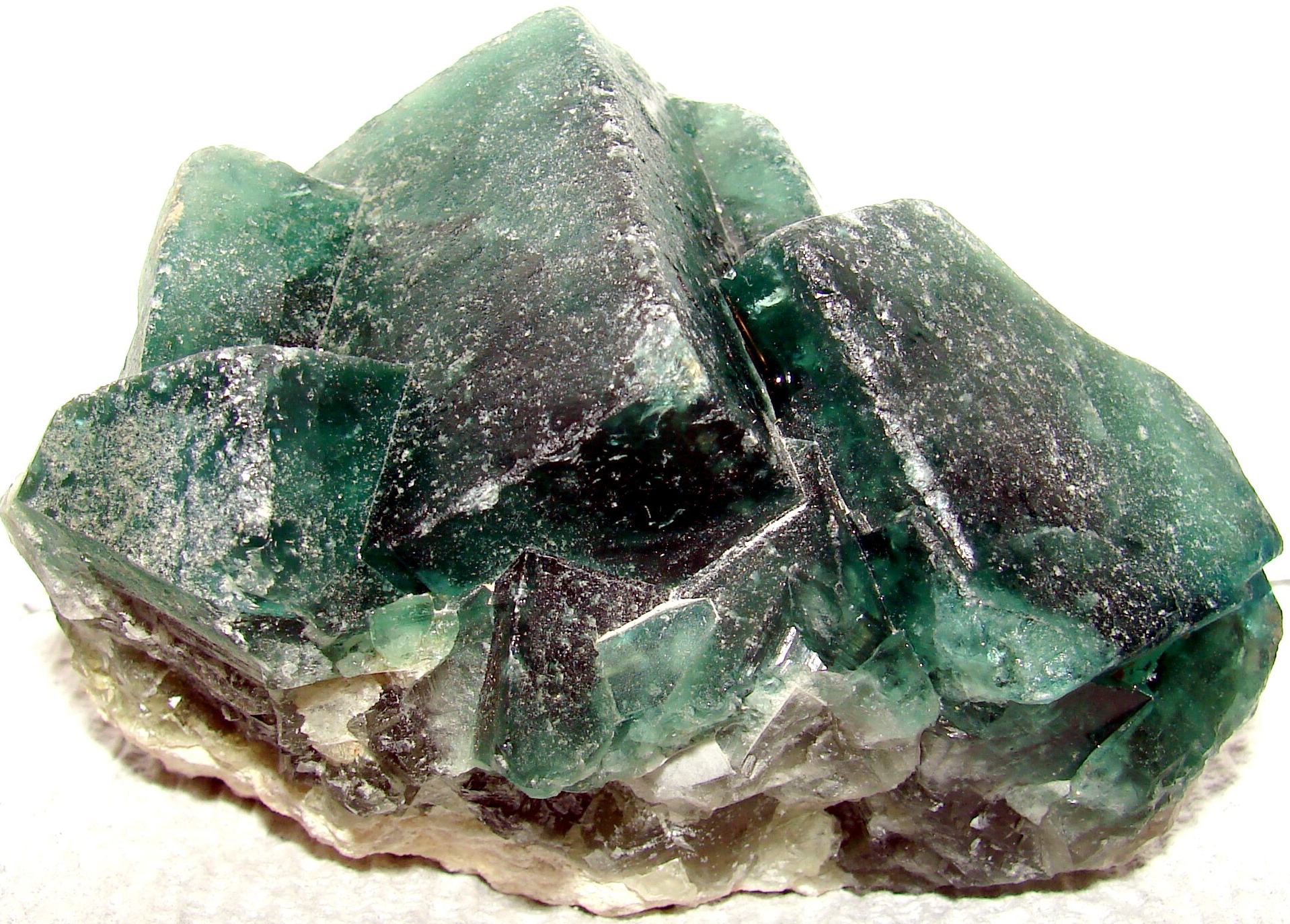 http://www.gemsandjewels.net/fluoritechunk-3.jpg (807370 bytes)