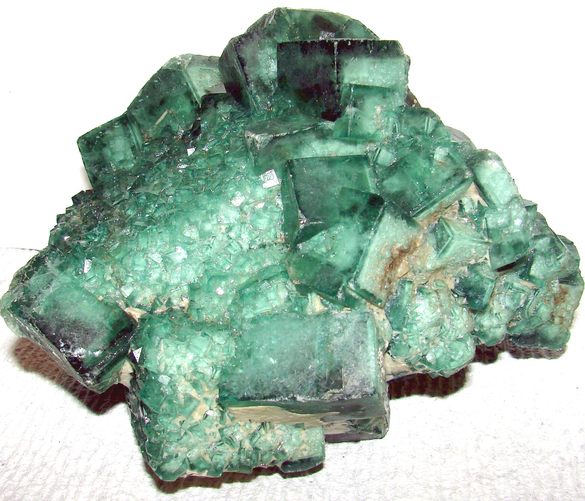 http://www.gemsandjewels.net/fluoritechunk-6.jpg (807370 bytes)