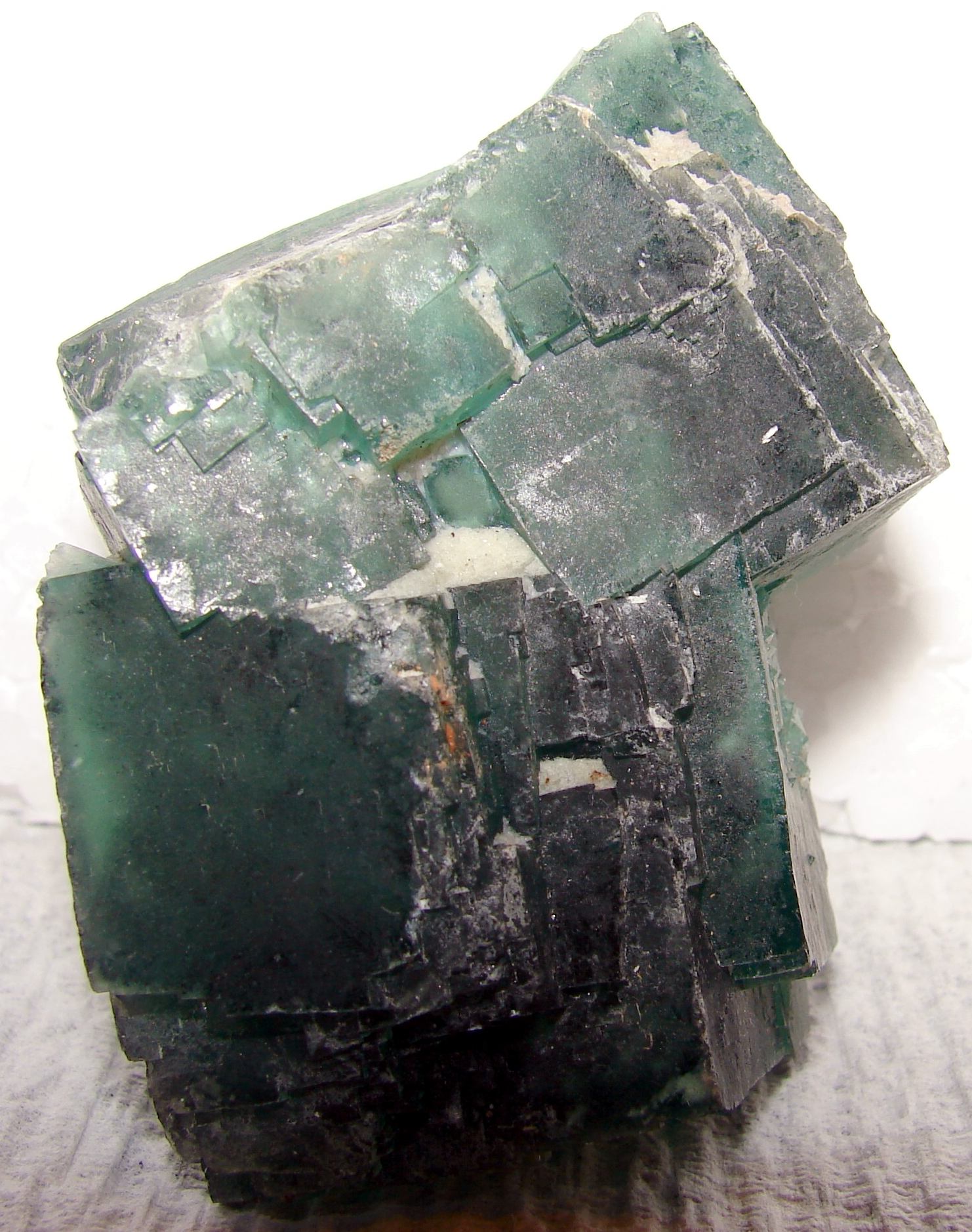 http://www.gemsandjewels.net/fluoritegreenchunk-5.jpg (807370 bytes)